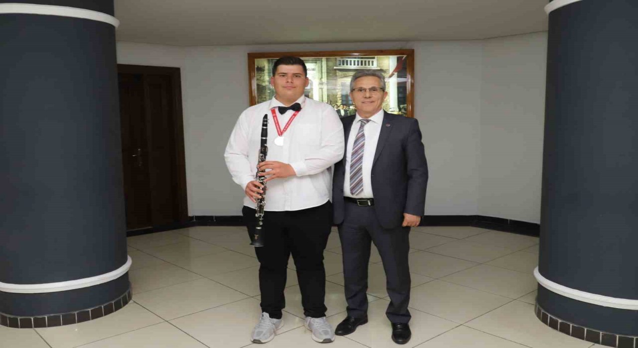 Başkan Tetikten Türkiye Şampiyonu otizmli gence klarnet hediyesi