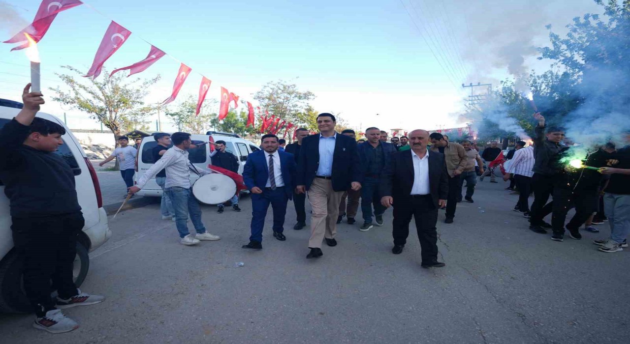 Başkan Yılmaza miting gibi karşılama