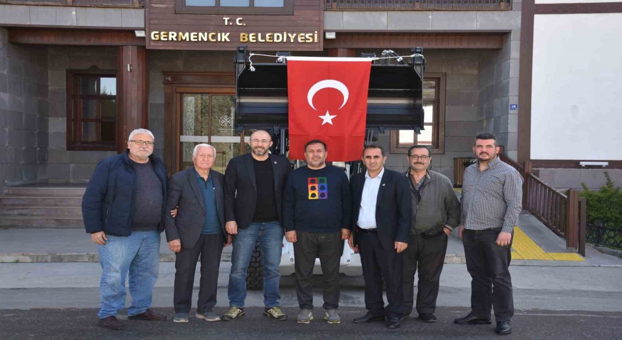 Başkan Zencirci, iptal olan deve güreşinin bağışlarıyla belediyeye kepçe kazandırdı