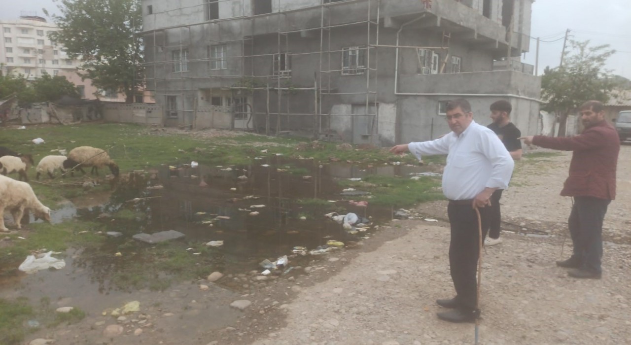 Batmanda çöken kanalizasyon hattı lağım sularını sokağa taşıdı