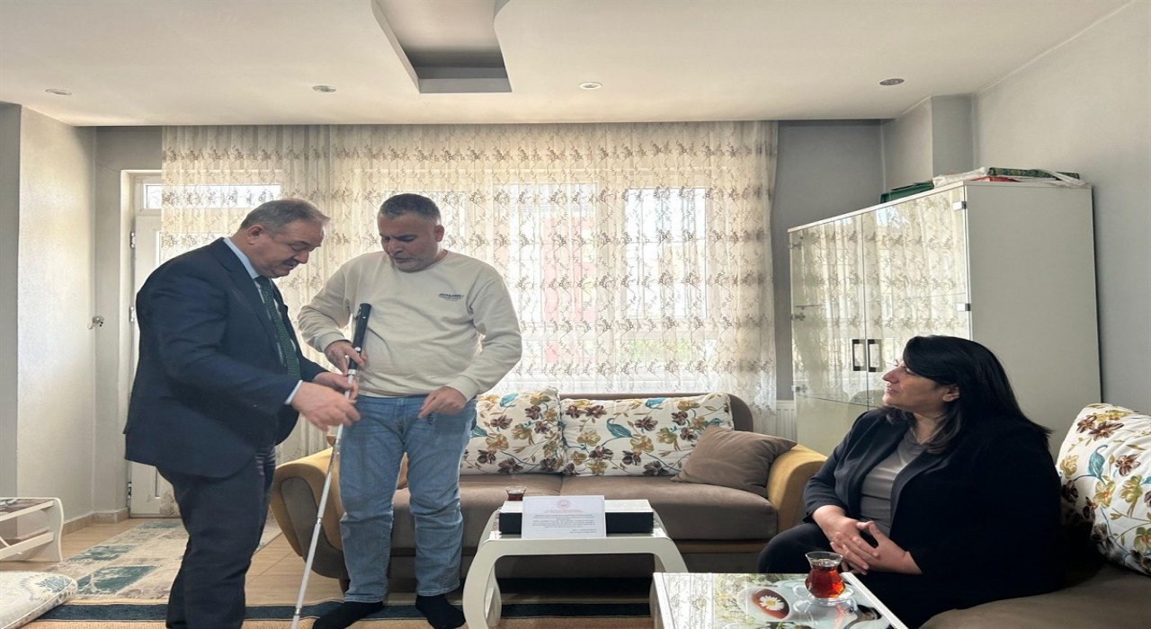 Batmanda gaziye akıllı baston hediye edildi