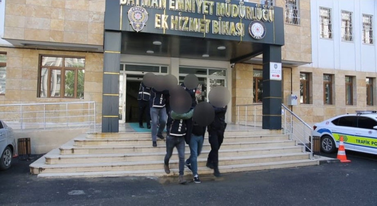 Batmanda marketteki silahlı kavga kamerada