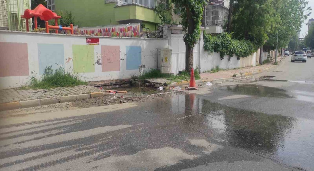Batmanda su patlağı mahalleyi gölete çevirdi