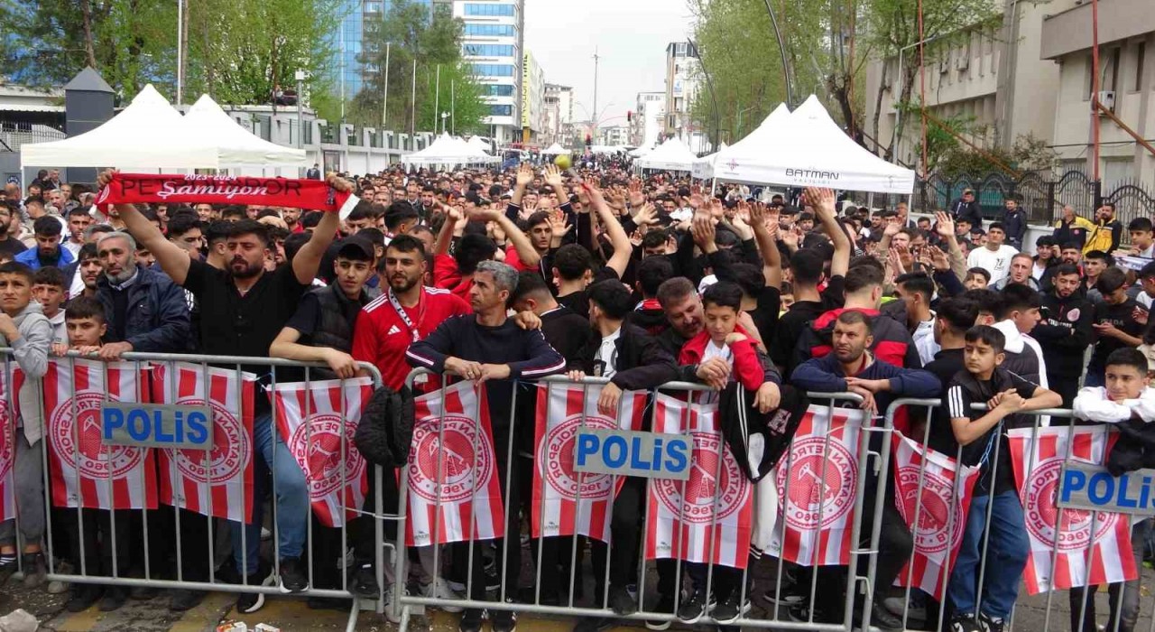 Batmanda taraftarlar Petrolspor maçını dev ekranda izledi