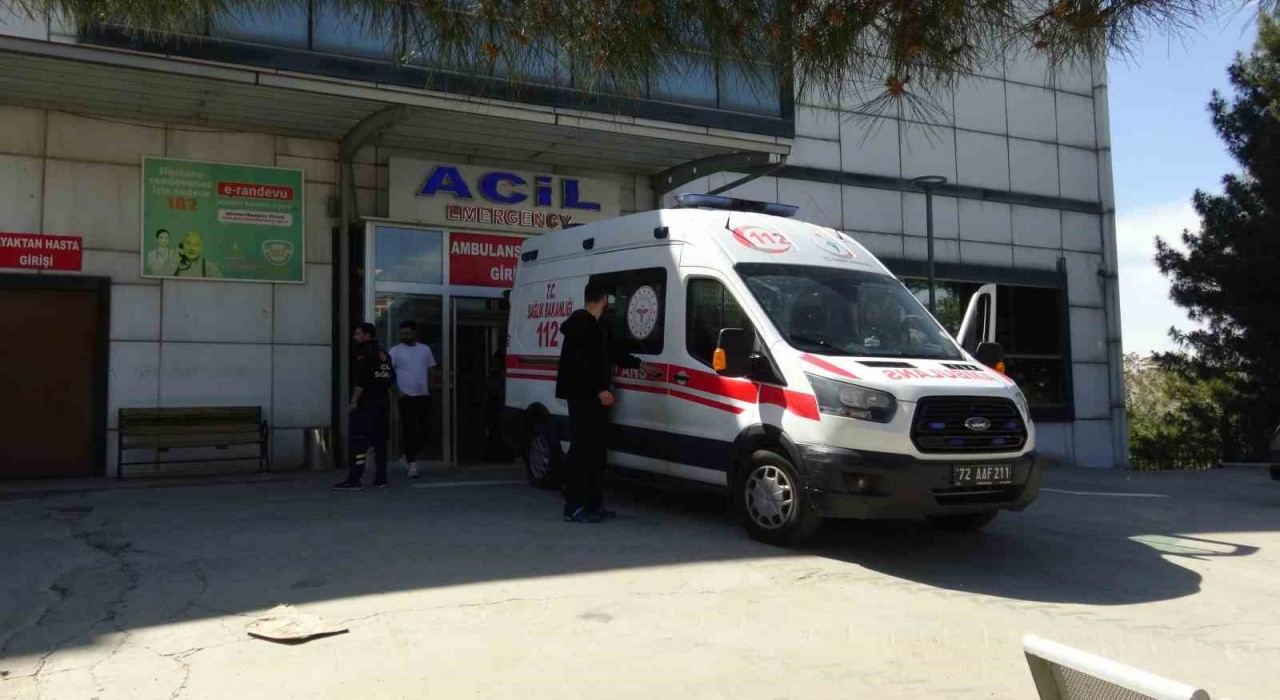 Batmanda virajı alamayan otomobil yoldan çıktı: 5 yaralı