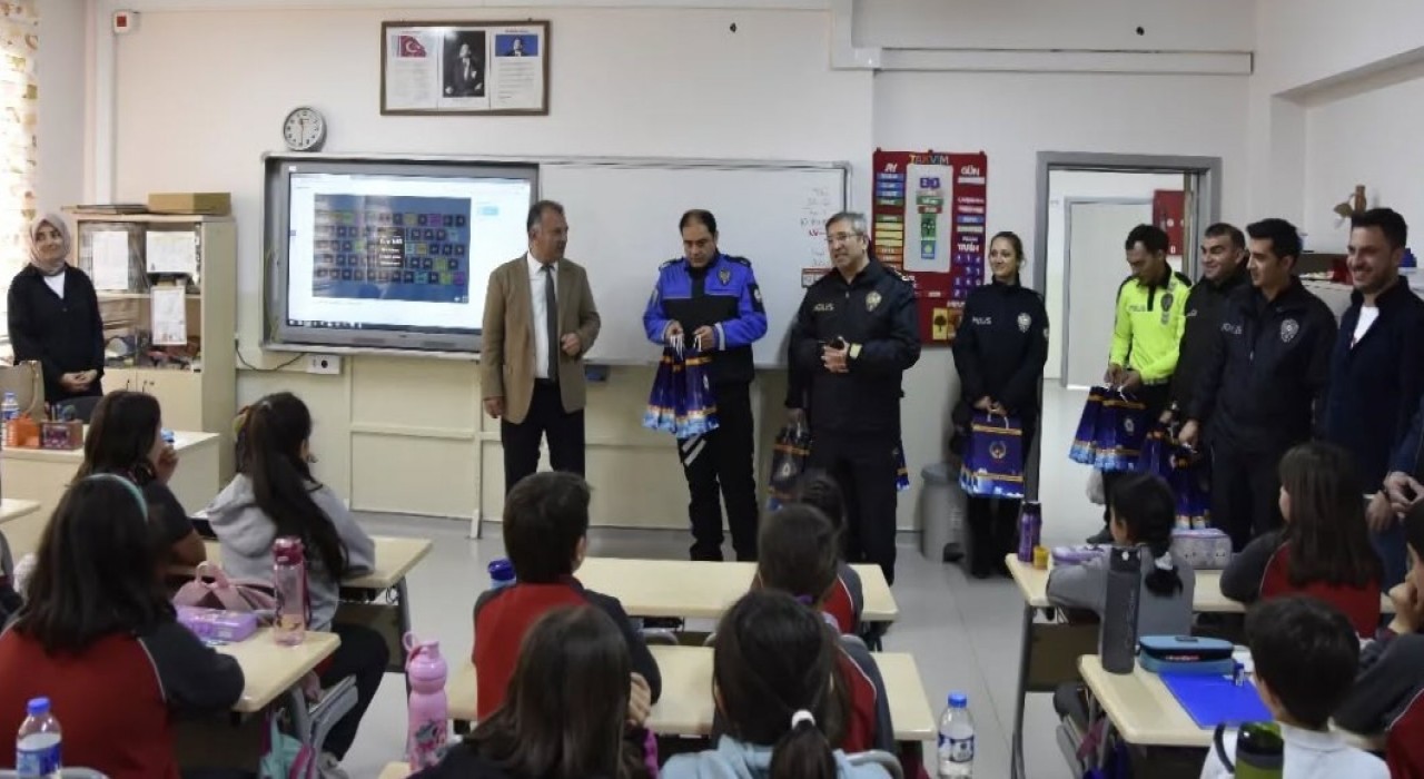 Bayburt polisinden öğrencilere 23 Nisan sürprizi