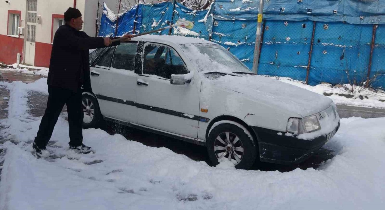 Bayburta yaz bir türlü gelemedi: Kent beyaz örtüyle yeniden kaplandı