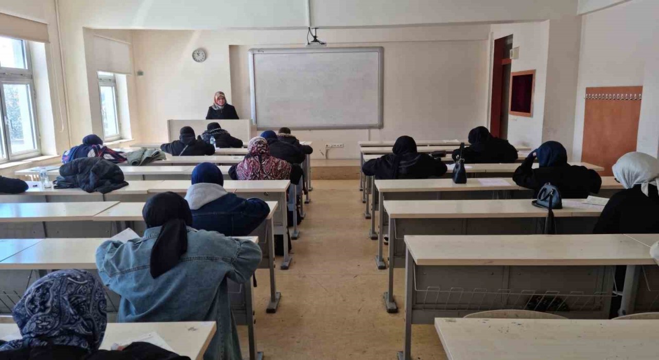 Bayburtta lise ve üniversite öğrencilerine yönelik umre ödüllü bilgi yarışması sınavı yapıldı
