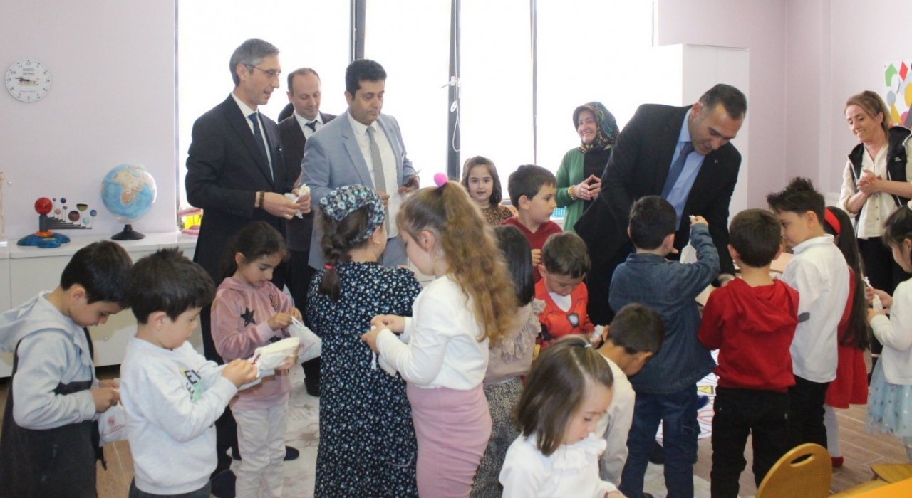 Bayburtta öğrencilere sağlık ve güvenlik oyun kutusu dağıtıldı