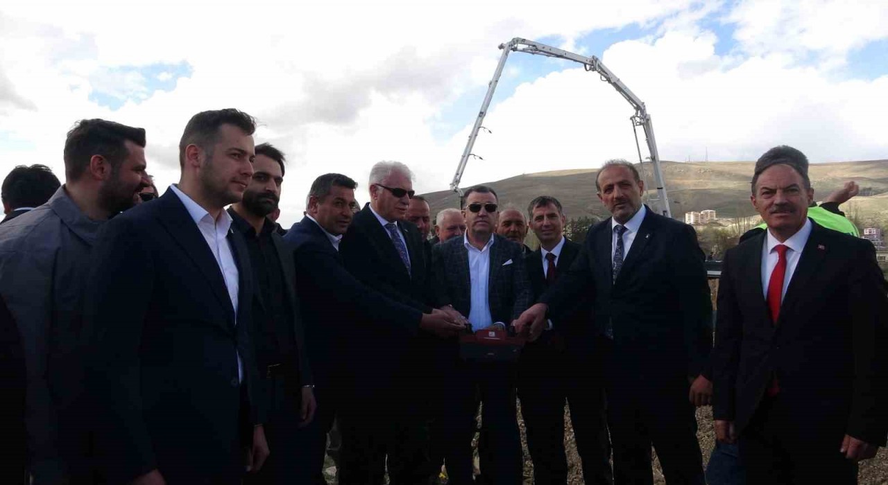 Bayburtta yeni atlı cirit sahasının temeli atılarak yapımına başlandı