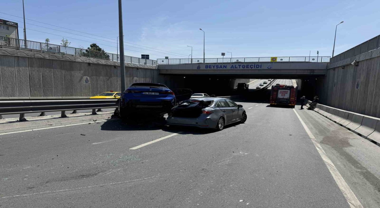 Beylikdüzünde 6 araçlı zincirleme kaza: 3 yaralı