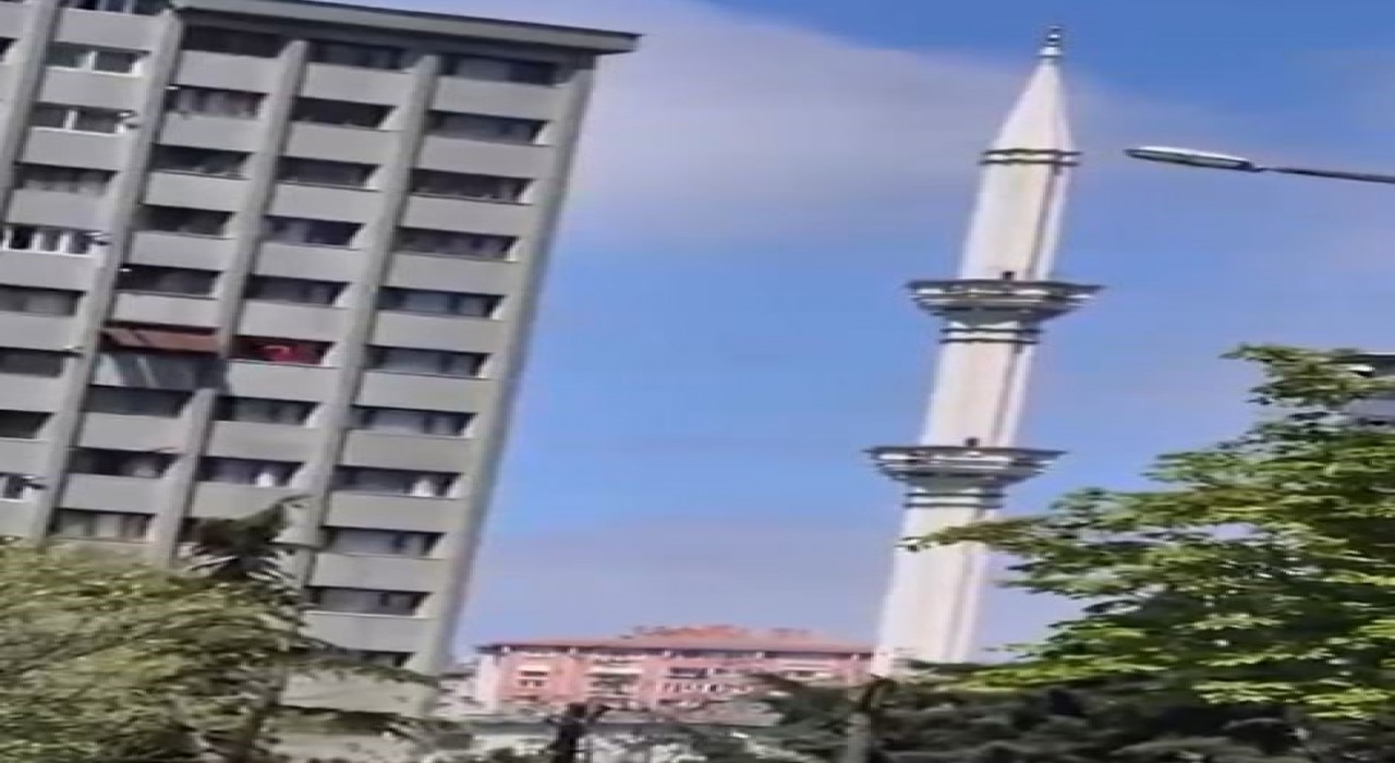 Beylikdüzünde minarenin sallanma anı cep telefonu kamerasında