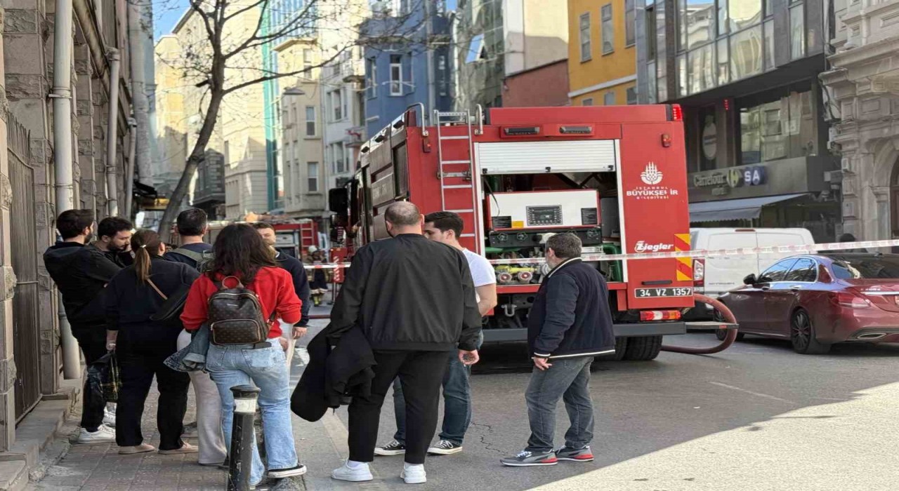 Beyoğlunda iş merkezinde yangın