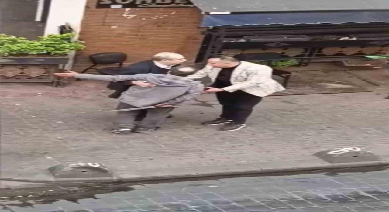 Beyoğlunda kavga ettiği şahsı döner bıçağıyla yaralayan saldırgan kamerada
