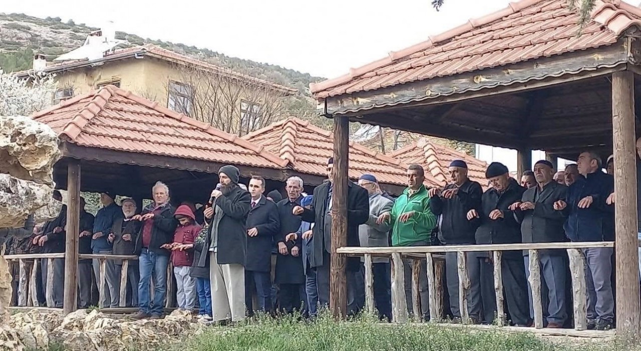 Beyşehir ve Hüyükte çiftçiler yağmur duasına çıktı