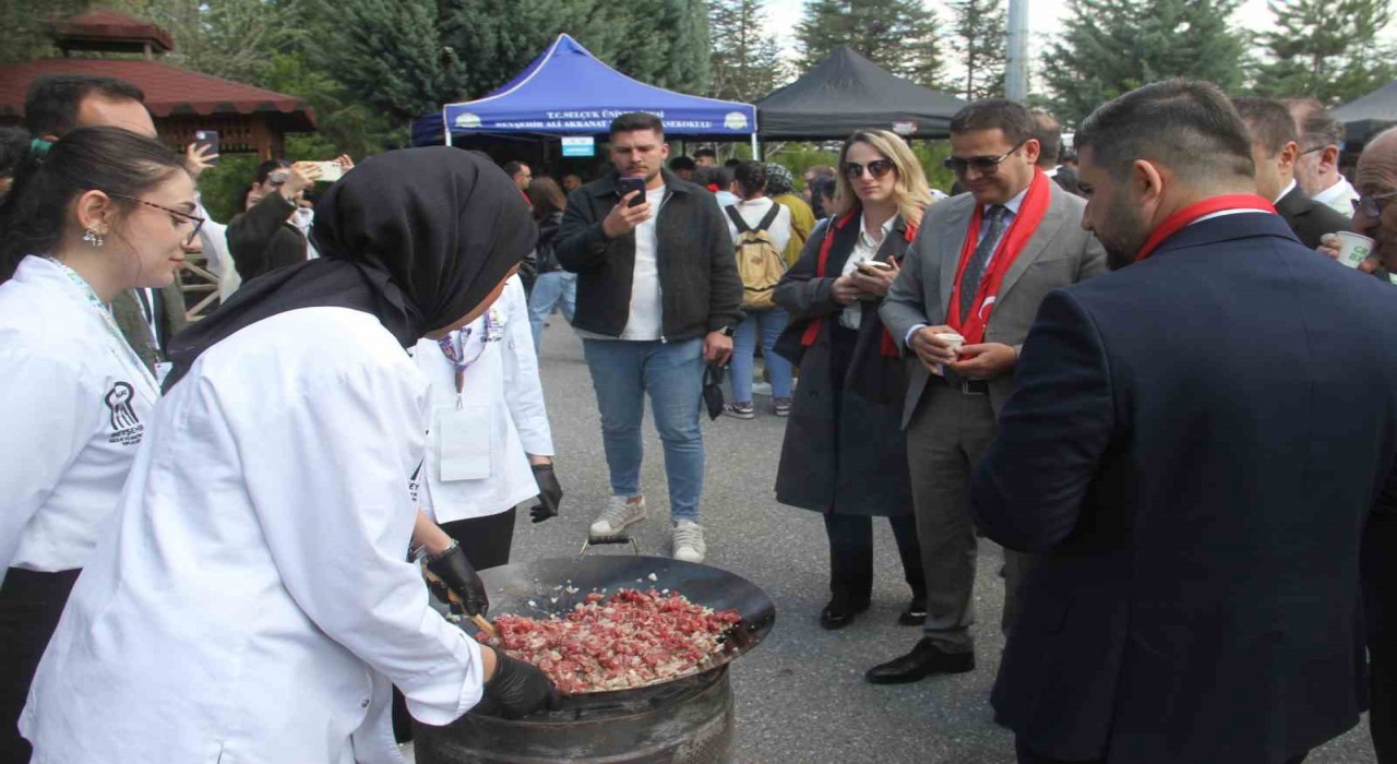 Beyşehirdeki festivalde yöresel lezzetler de görücüye çıkarıldı