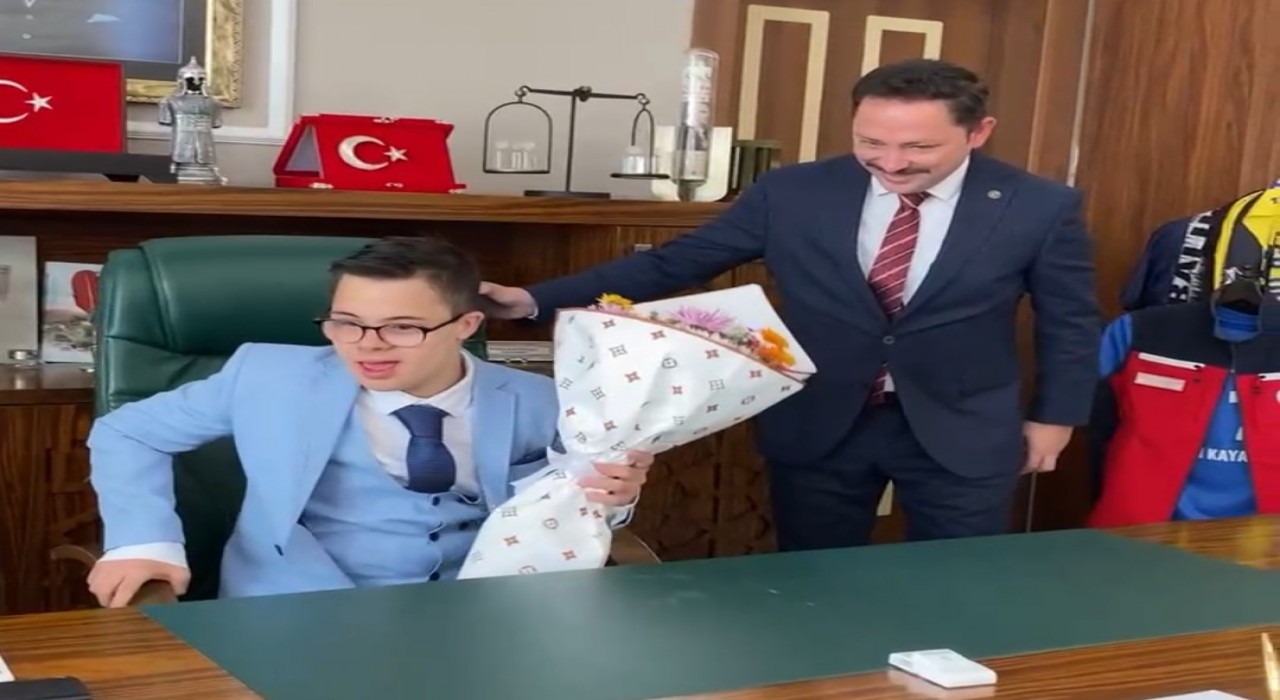 Biga Kaymakamı Kayabaşı, koltuğunu Down sendromlu Muharreme bıraktı