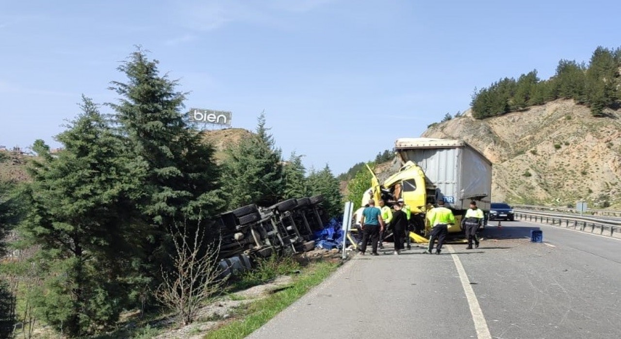 Bilecikte 2 tırın çarpışmasını sonucu meydana gelen trafik kazasında 3 kişi yaralandı