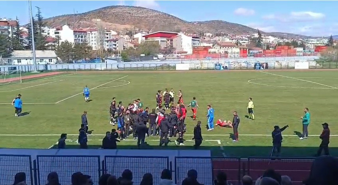 Bilecikte amatör maçta ortalık karıştı!