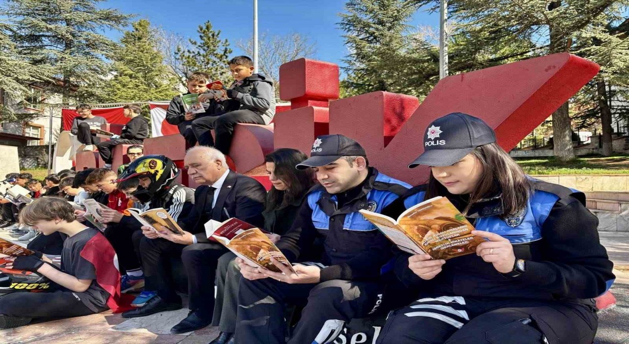 Bilecikte emniyet mensupları kitap okudu