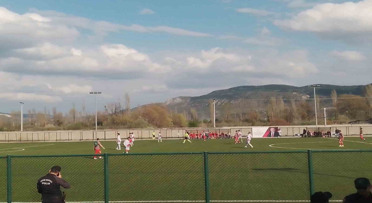 Bilecikte hakeme kızıp, sahadan çekildiler