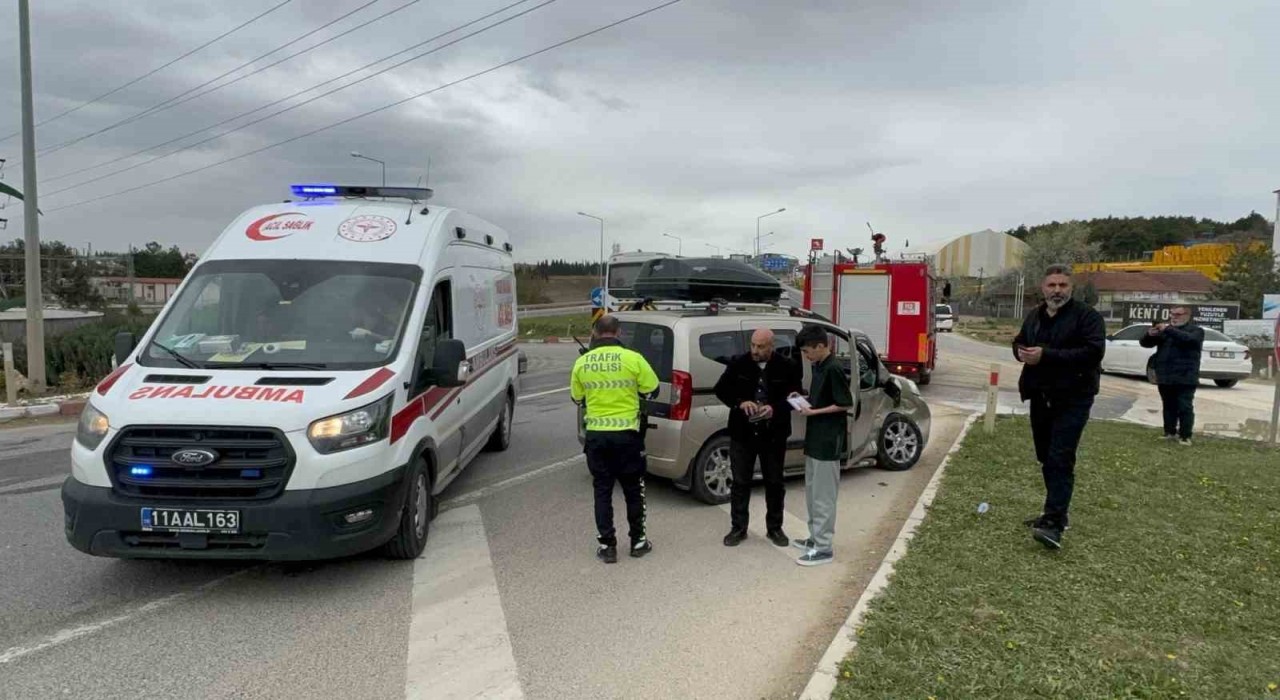 Bilecikte kamyonet ile otomobil çarpıştı: 7 yaralı