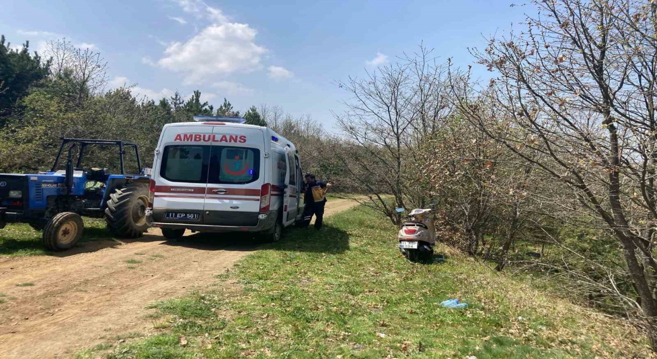 Bilecikte motosikletin devrilmesi sonucu meydana gelen trafik kazasında 2 kişi yaralandı