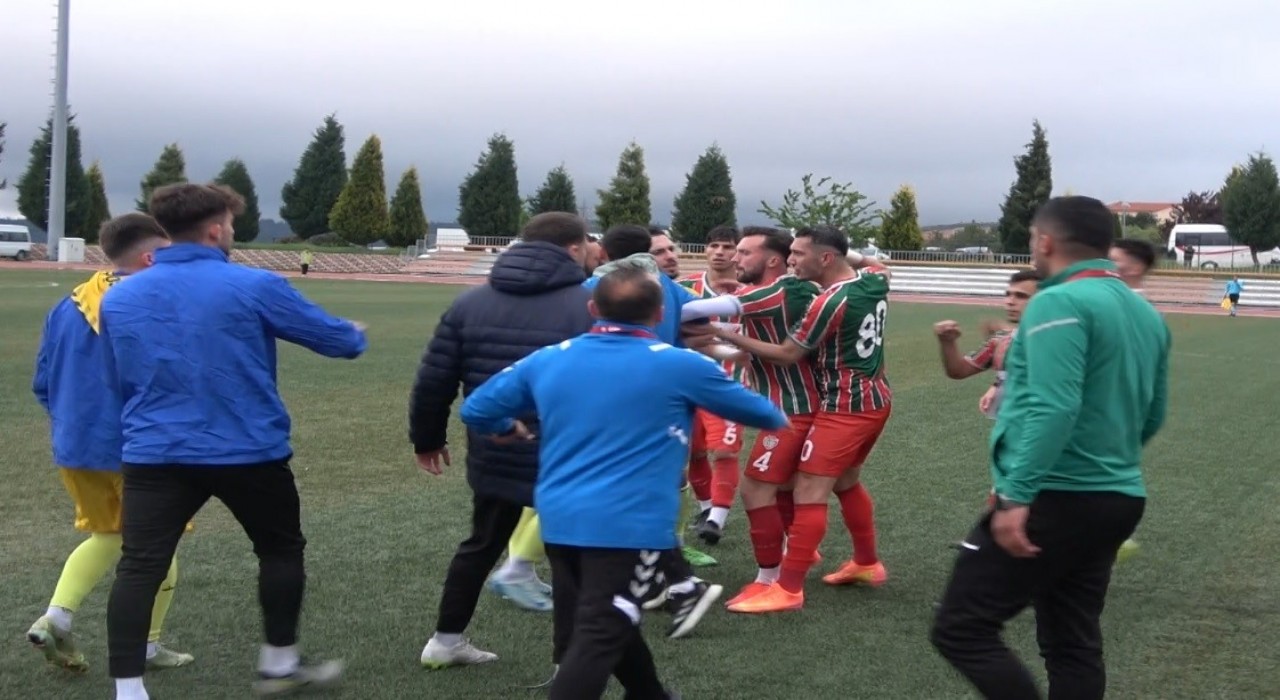 Bilecikte şampiyonun belli olacağı futbol maçında istenmedik görüntüler ortaya çıktı