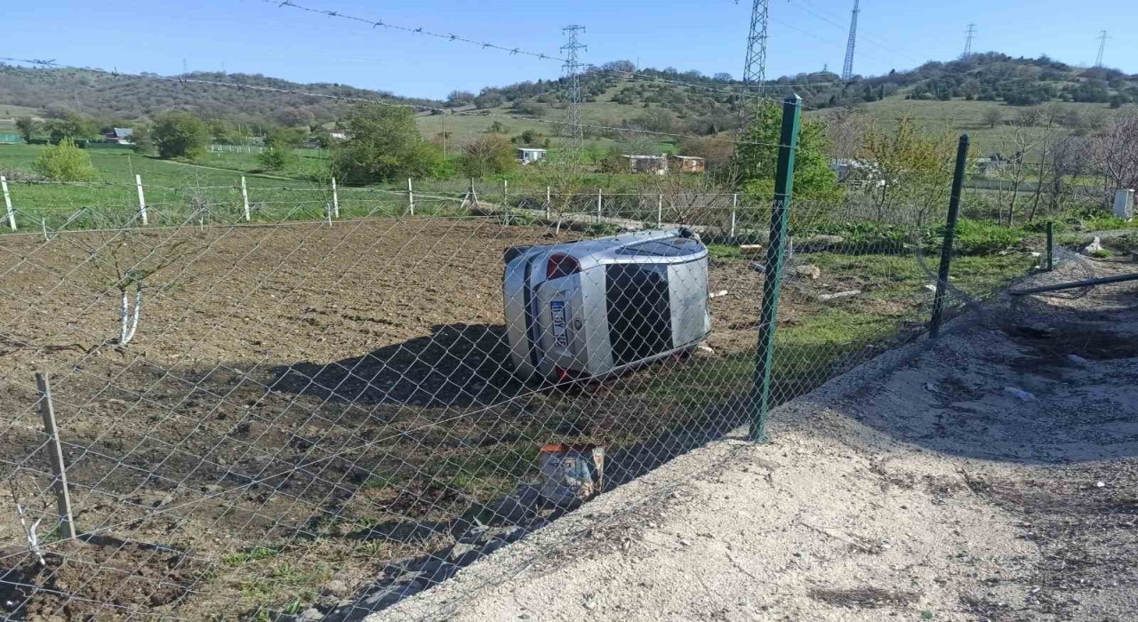 Bilecikte şarampole yuvarlanan aracın sürücüsü yaralandı