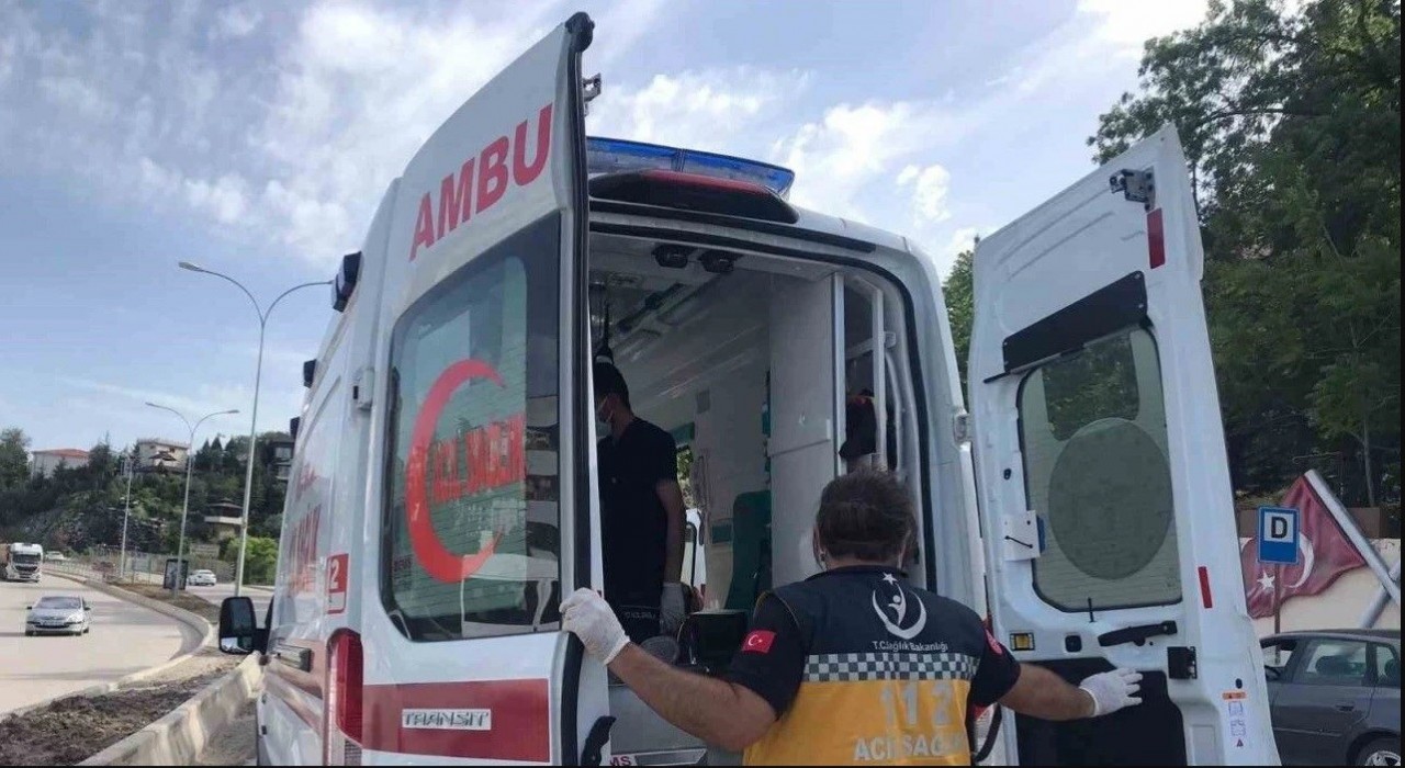 Bilecikte seyir halinde devrilen motosiklet sürücüsü yaralandı