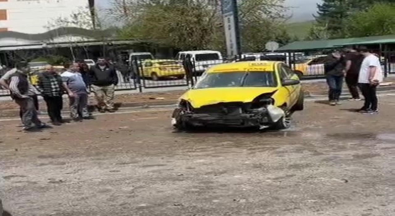 Bingölde otomobil refüje vurdu: 3 yaralı
