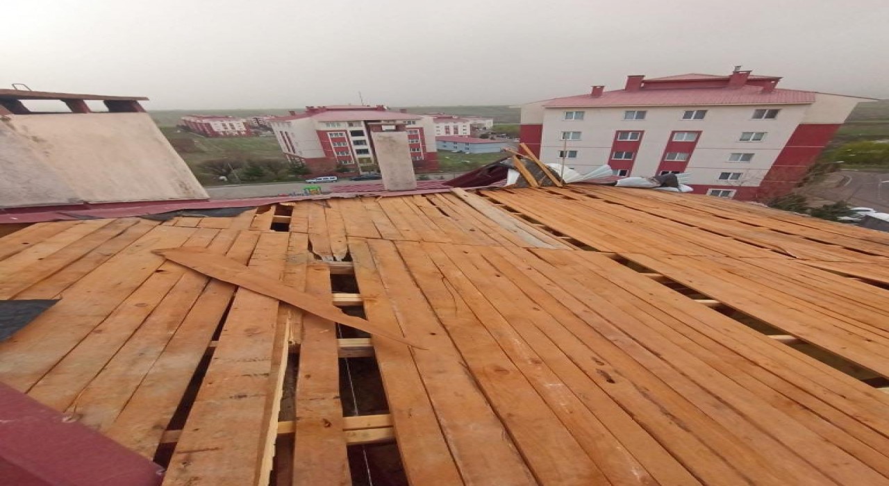 Bingölde şiddetli rüzgar nedeni ile binaların çatıları uçtu