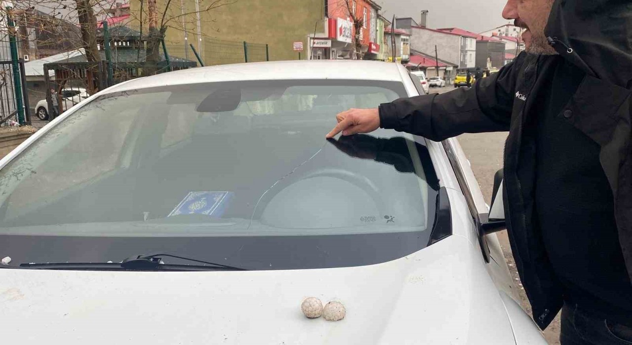 Bingölü dolu vurdu, gün geceye döndü, araçların camları kırıldı