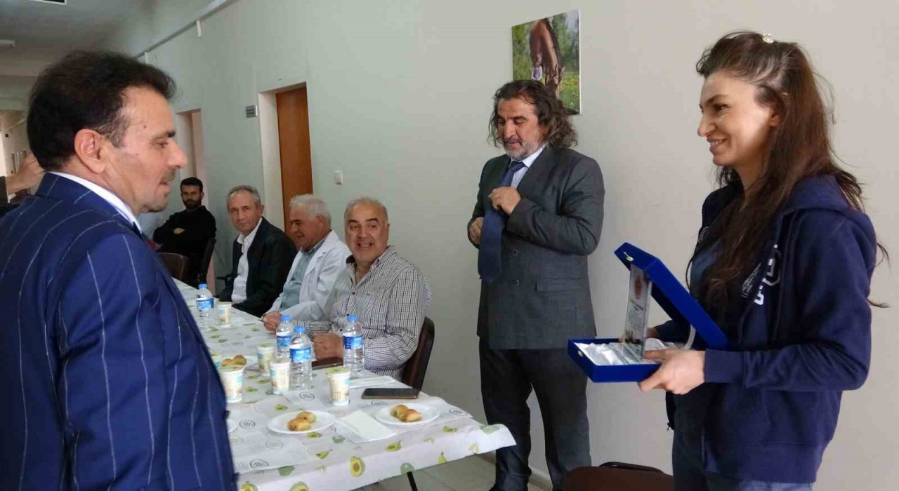 Binlerce öğrenci yetiştiren Van YYÜnün çınarı emekli oldu