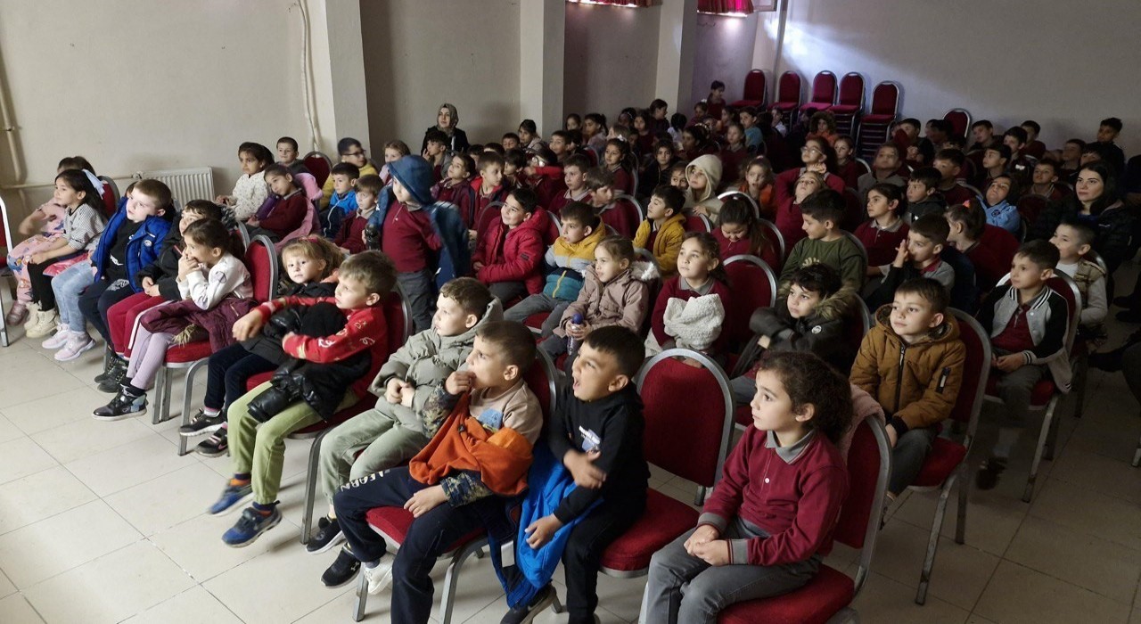 Bir Hikaye Bin Neşe şehrin dört bir yanındaki çocuklara mutluluk götürüyor