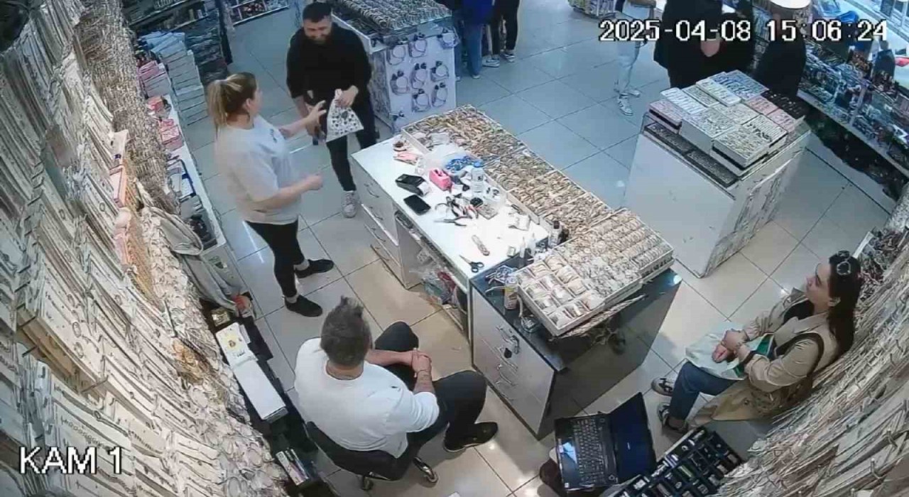 Bir poşet dolusu altını, sahiplerine teslim etti