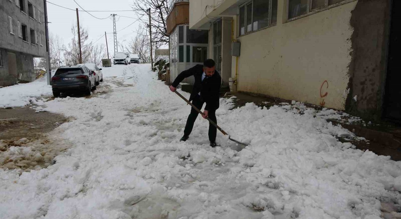 Bitliste nisan karı 60 köy yolunu ulaşıma kapattı