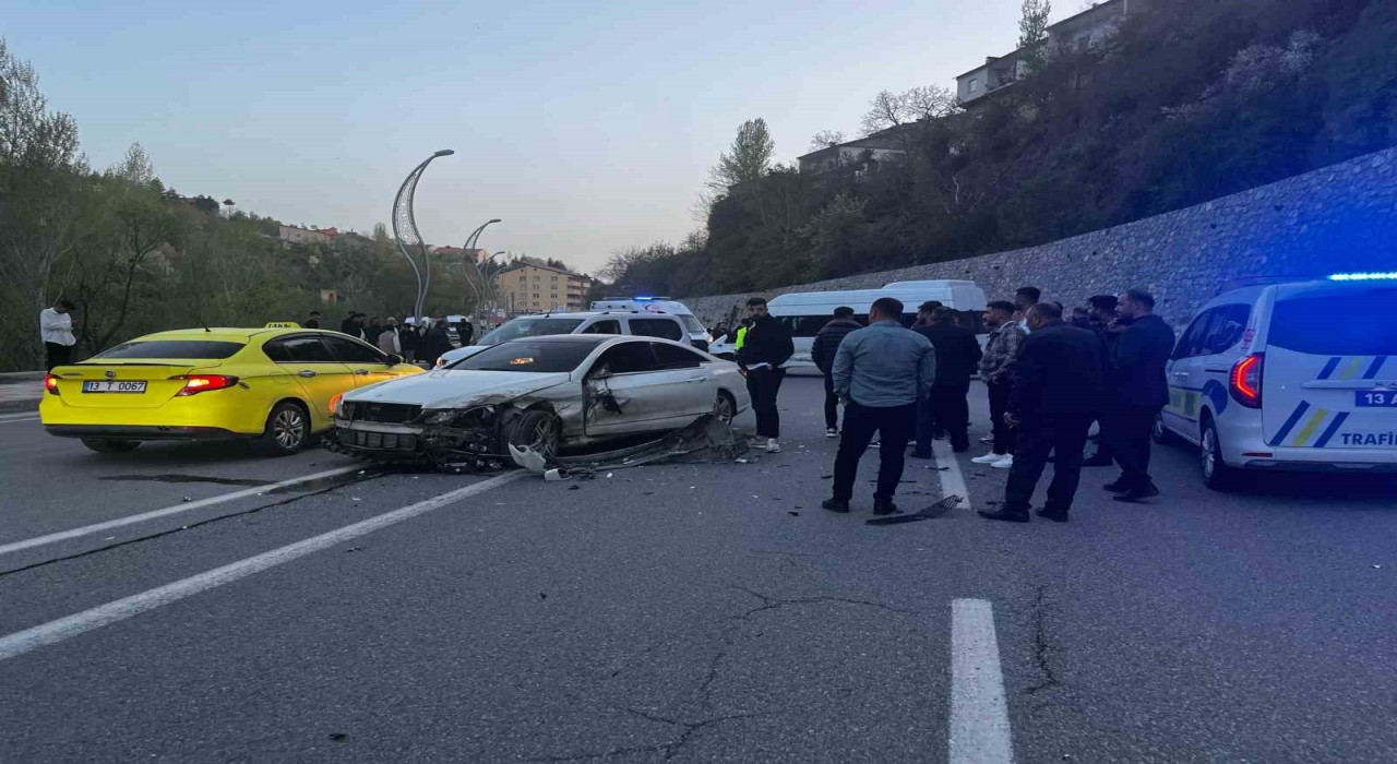 Bitliste otomobil ile minibüs kafa kafaya çarpıştı: 8 yaralı