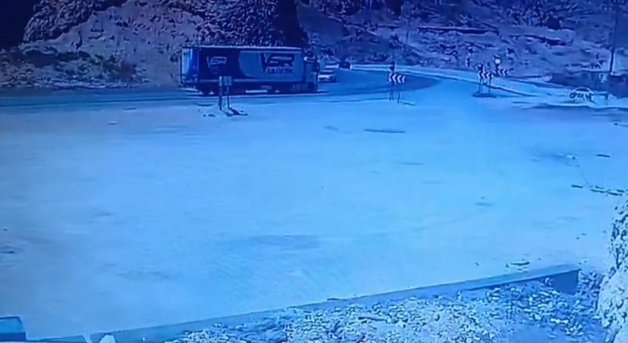 Bitliste tır devrildi: 2 yaralı