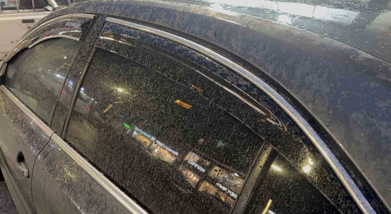 Bitliste yağmurla birlikte toz taşınımı araçları çamura buladı