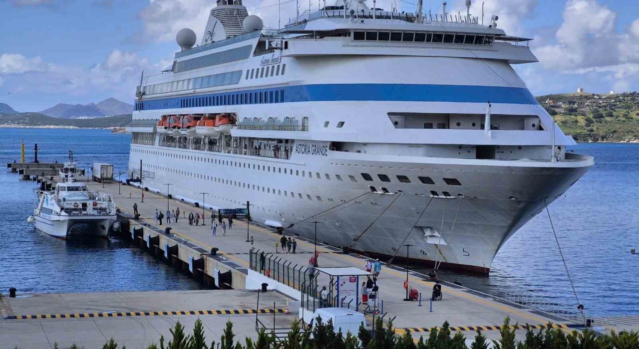 Bodruma sezonun ilk yolcu gemisi geldi