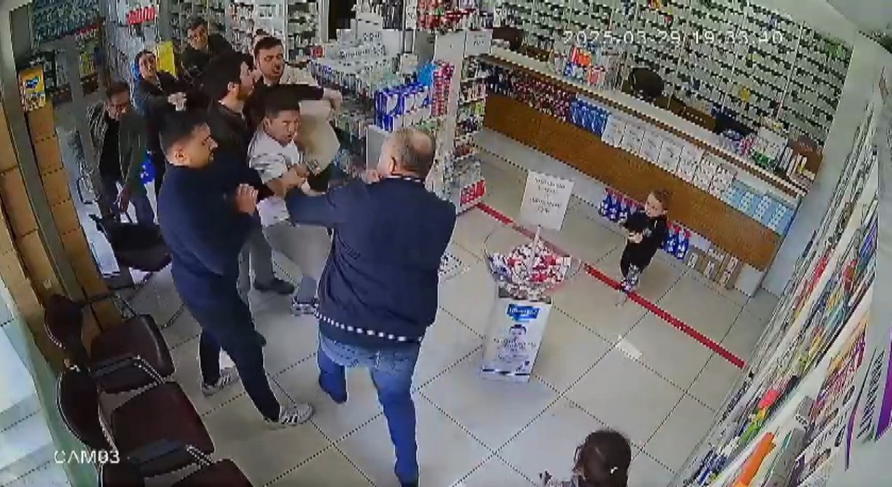 Boks ringine dönen eczanedeki kavga anı kamerada
