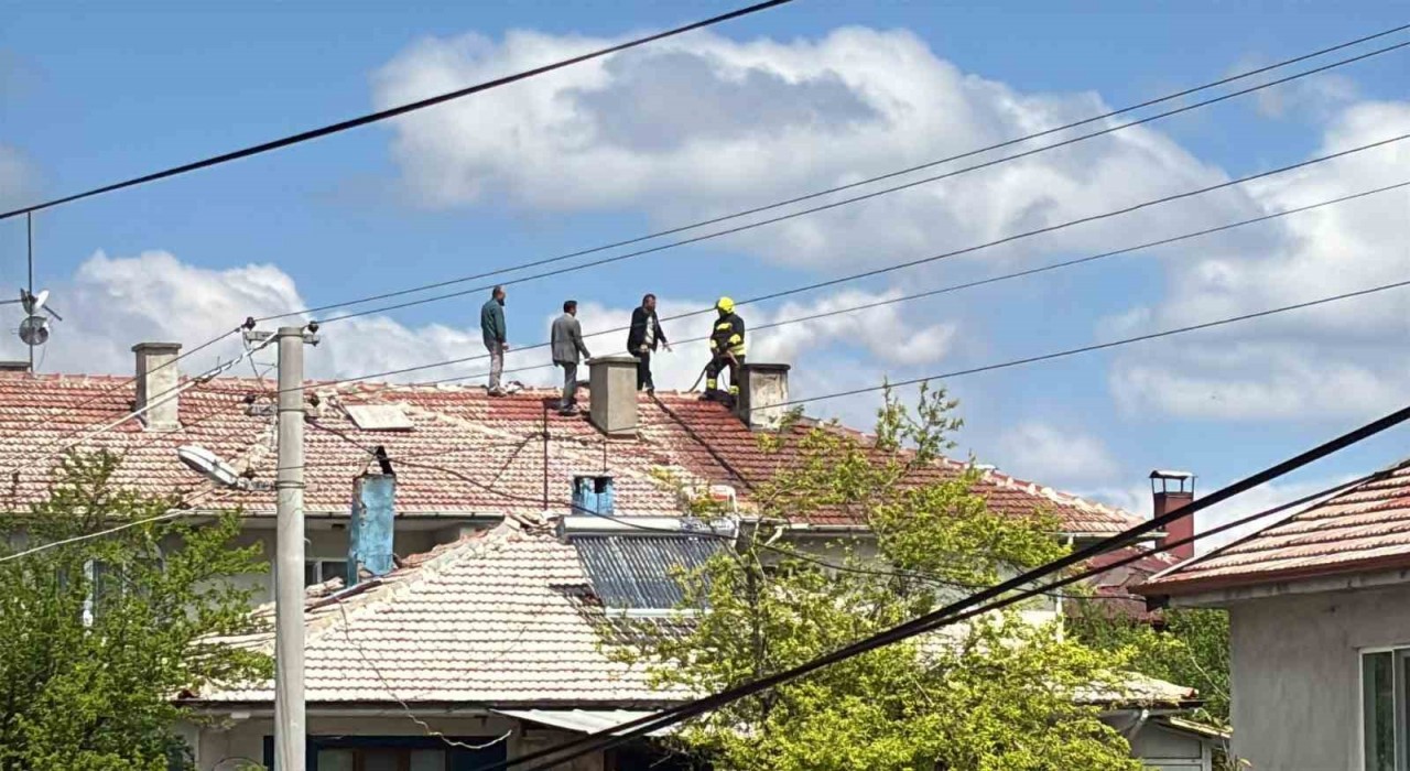 Boluda 3 katlı evde çıkan baca yangını söndürüldü
