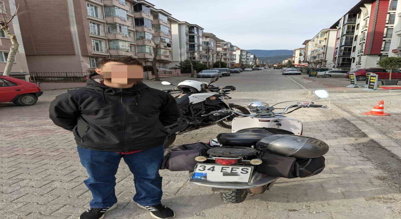 Boluda motosiklet plakasını boyayarak değiştiren uyanık sürücü ekiplerin gözünden kaçmadı