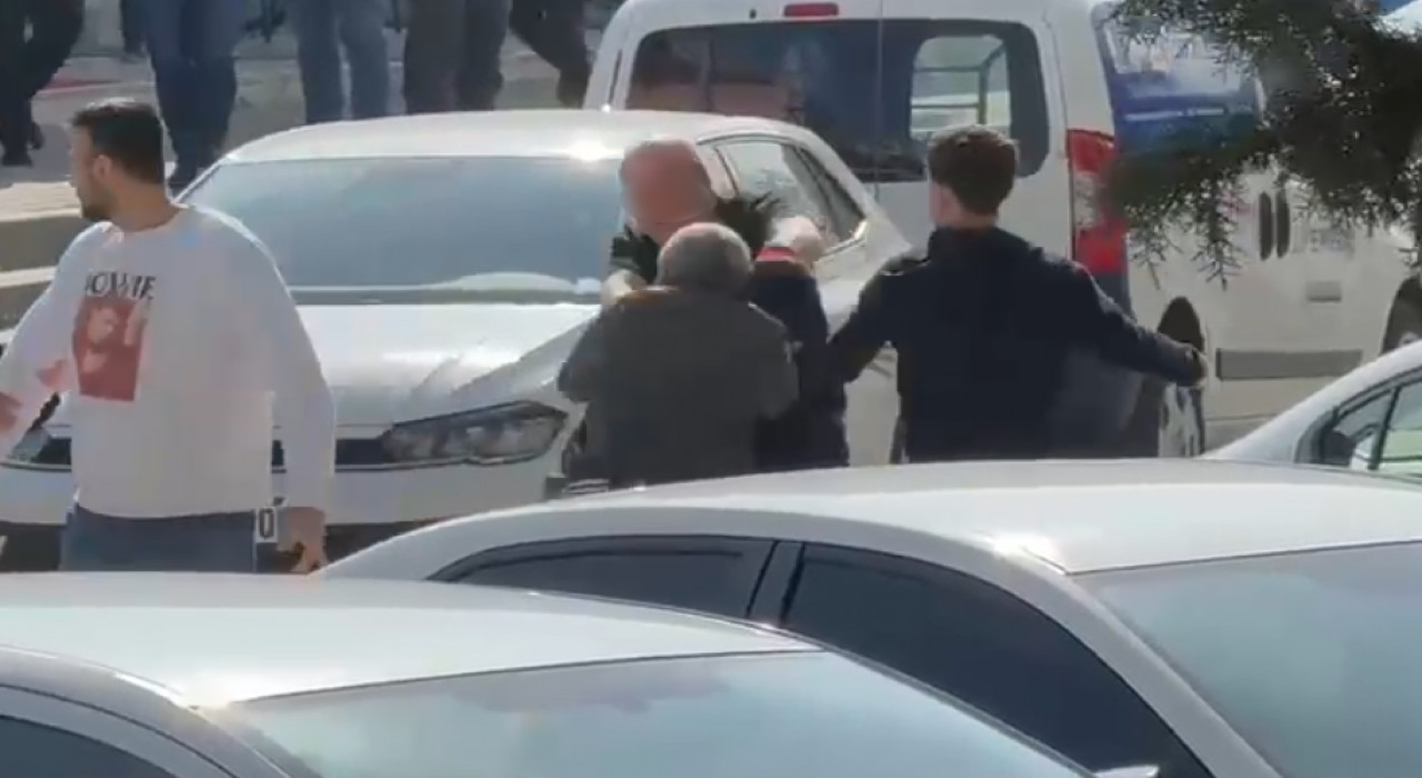 Boluda sokak ortasında yumruklar havada uçuştu