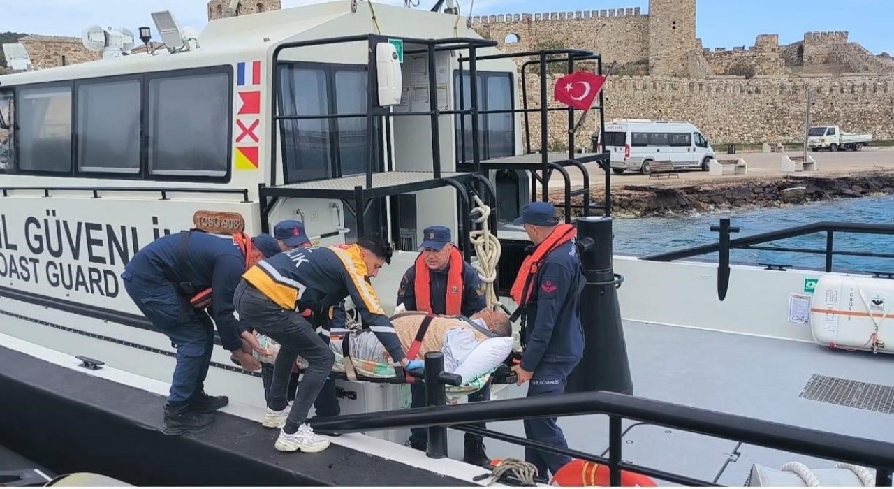 Bozcaadada solunum yetmezliği çeken hastanın tıbbi tahliyesi Sahil Güvenlik ekiplerince gerçekleştirildi