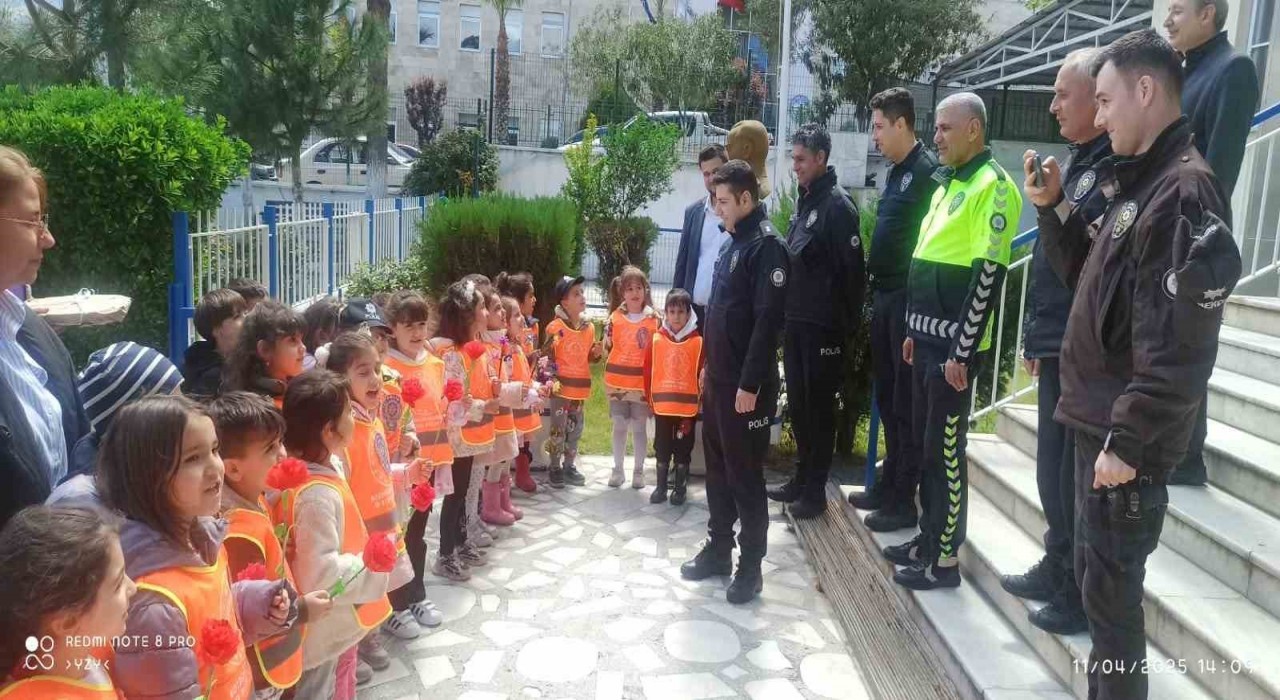 Bozdoğanda polis ekipleri minikleri ağırladı