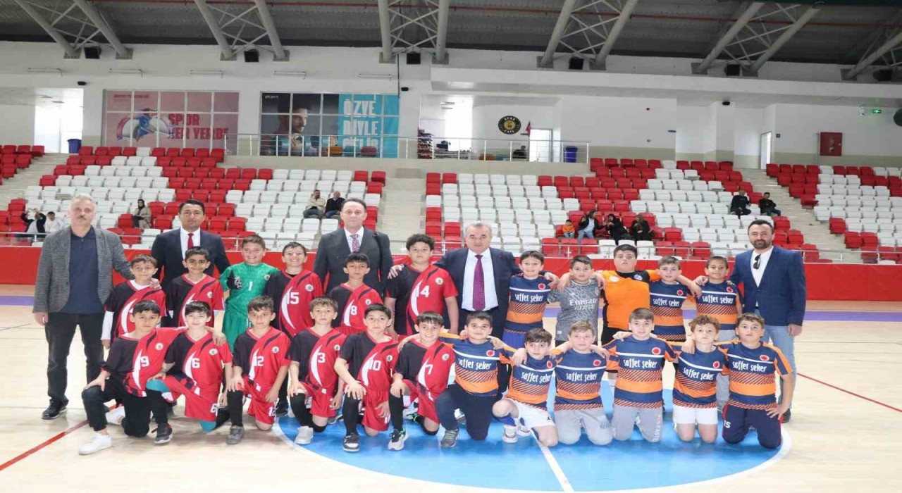 Bozüyükte 23 Nisan Futsal Turnuvası yarı final heyecanı