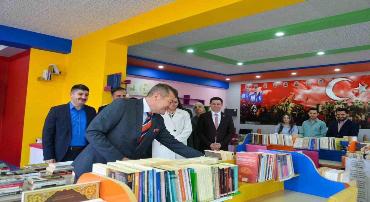 BŞEÜden lise öğrencilerine 236 adet kitap hediye edildi