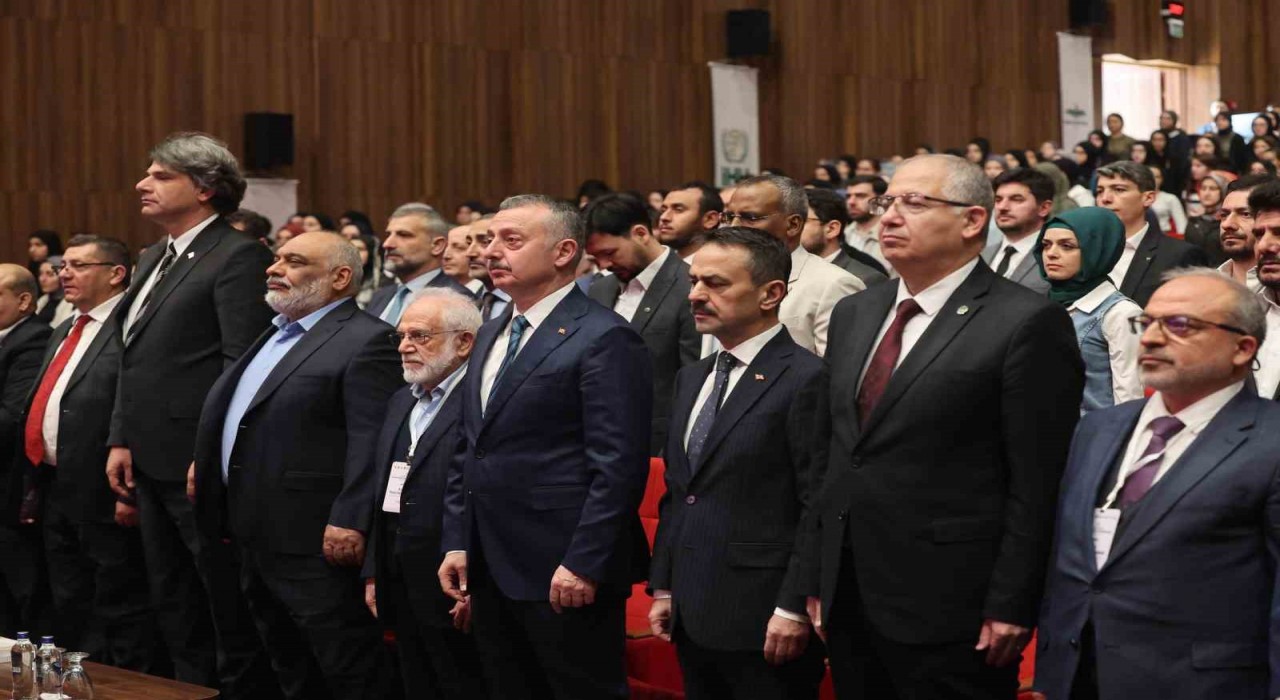 Bu sempozyumda savaşın dini, hukuki ve insani boyutları gözler önüne seriliyor